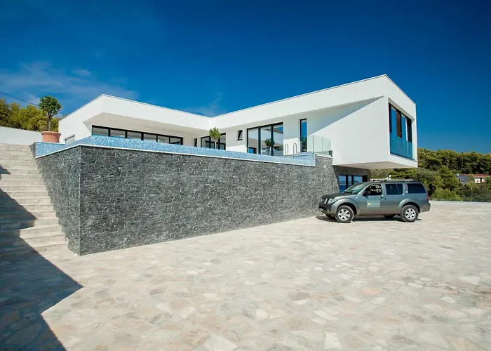 صورة Villa Garma Beachfront - 3 Bedroom Villa - Stunning Sea Views - Gym - Private Pier Potirna